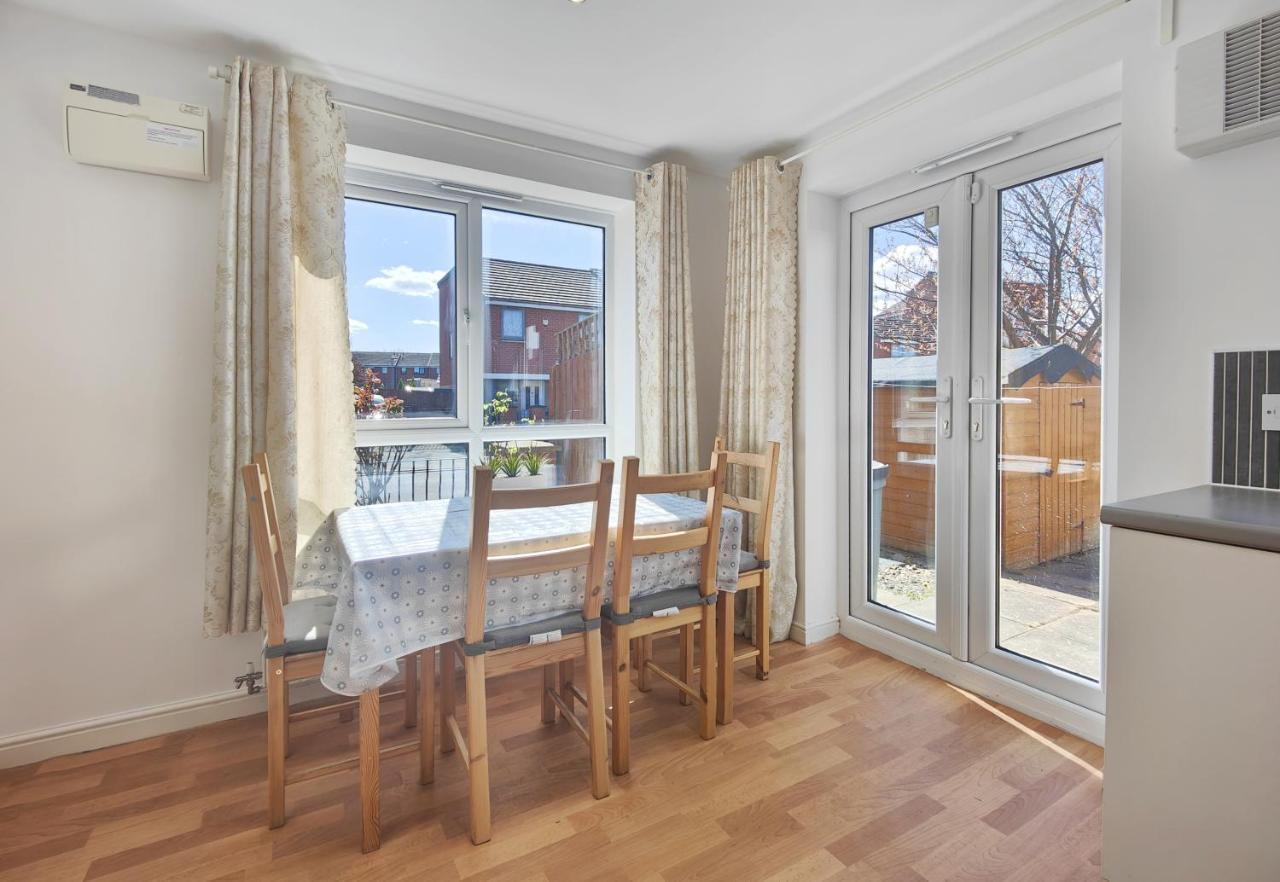 The Metcombe - Bright Townhouse With Free Parking 10 Minutes Walk To Coop Live Villa Manchester Eksteriør bilde